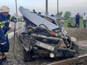 На трассе Запорожье-Мариуполь автомобиль перевернулся и перекрыл железнодорожный путь