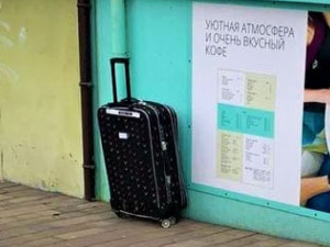 Черный чемодан напугал жителей в центре Мариуполя