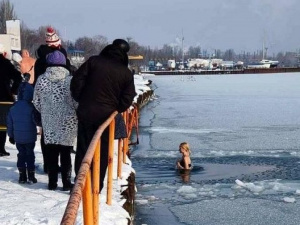 Полторы тысячи мариупольцев окунулись в ледяное море на Крещение Господне