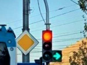 На оживленном перекрестке в Мариуполе установили дополнительный указатель