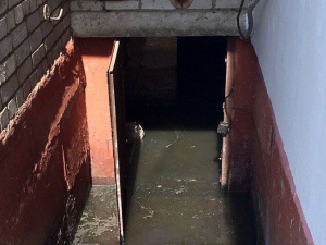 Прорвала труба отопления: в Мариуполе вода заливала подвал с новой электротехникой
