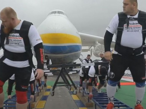Мариуполец Александр Лашин установил мировой рекорд: восемь силачей протянули самый большой в мире самолет