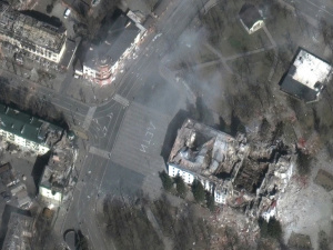 З-під завалів кричали люди – два роки тому росіяни знищили театр та скинули на Маріуполь близько 100 бомб