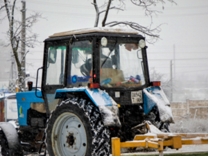 Борьба со снегом: в Мариуполе продолжают очистку и посыпку дорог и тротуаров