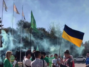 Требования и сожжённые фаеры: в Мариуполе провели экомитинг