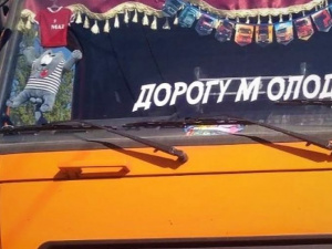 В Мариуполе грузовик с надписью «Дорогу молодым» протаранил легковушку