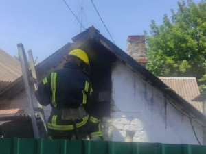 В Мариуполе во дворе частного дома вспыхнул пожар