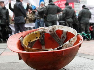 В нескольких городах Донбасса страйкуют шахтеры