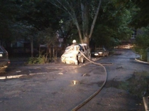 В Мариуполе девять спасателей тушили легковой автомобиль