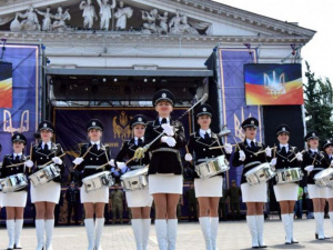 В Мариуполе девушки-барабанщицы отметили четвертую годовщину и зададут темп на День города