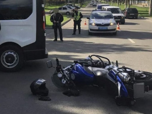 Авария с пострадавшим: в Мариуполе мотоцикл столкнулся с микроавтобусом