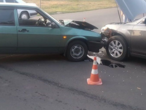 В Мариуполе водитель не уступил дорогу и устроил тройное ДТП