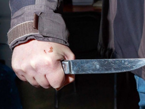 Мужчину  изрезали ножом в Мариуполе