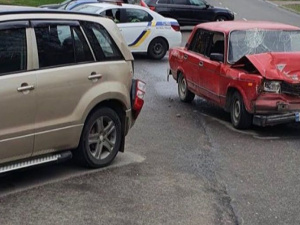 В Мариуполе попавший в аварию водитель сломал ногу