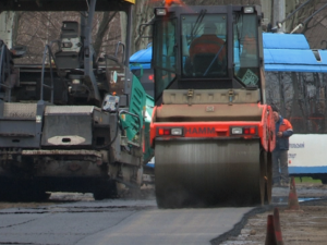 В районе порта в Мариуполе начался ремонт дороги – заасфальтируют 5 тыс. кв метров полотна