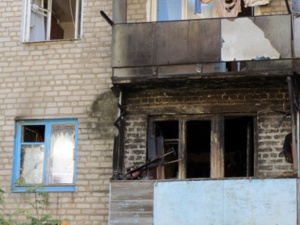 В Донецкой области полицейский спас из горящей квартиры семью переселенцев 