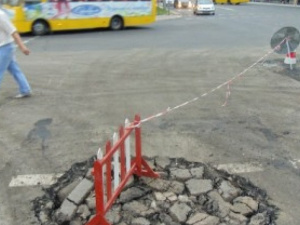 В центре Мариуполя машина провалилась в яму на асфальте (ФОТО)