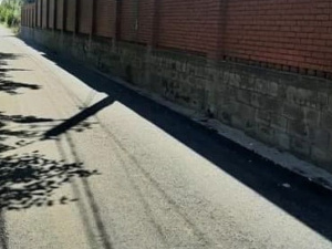 В Мариуполе заасфальтировали разбитую дорогу