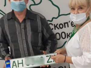 Владельцам электрокаров в Мариуполе начали выдавать «зеленые» номера