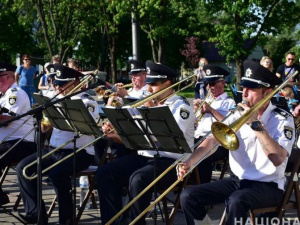 Полицейские Донетчины устроили музыкальный праздник для мариупольцев