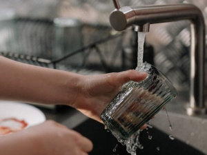 Мариупольская власть отреагировала на слухи о непригодности воды из-под крана