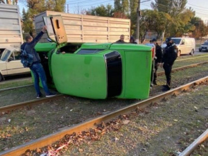 Утреннее ДТП: в Мариуполе «Москвич» от столкновения вылетел на трамвайные рельсы