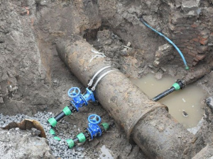В Мариуполе модернизируют сети водоснабжения: меняют старые трубы на новые - пластиковые