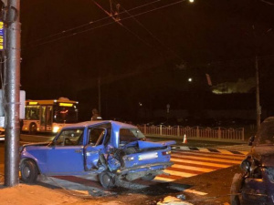 На опасной дороге в Мариуполе столкнулись автомобили: сбит пешеход и травмирован водитель