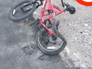 Автомобиль сбил ребенка на велосипеде и врезался в ларек в Мариуполе