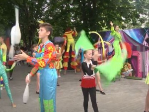 В Мариуполе для детей устроили грандиозный праздник с гонками и мыльными пузырями