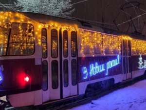 Водяной тигр, Дед Мороз на оленях и Рождественский вертеп: как украсили общественный транспорт Мариуполя?