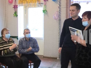 Мариупольской организации для людей с инвалидностью вручили подарок к 30-летию
