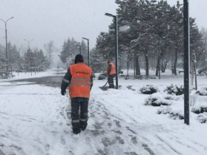 Последствия снегопада в Мариуполе устраняет спецтехника