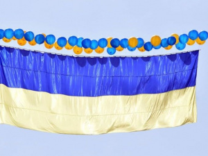 Из Мариуполя в сторону оккупированных территорий запустили сине-желтые флаги