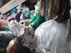 Квартира-свалка: пожилая мариупольчанка завалила мусором свое жилье