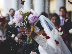 Церемонии в масках и кольца на защитные перчатки: пандемия не мешает мариупольцам заключать браки
