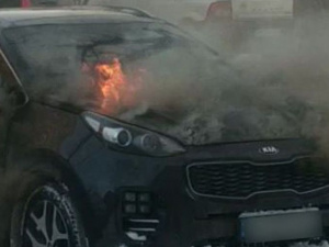 На мариупольской улице горит автомобиль (ДОПОЛНЕНО)