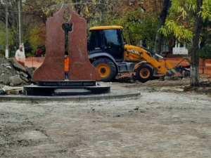 В центре Мариуполя демонтировали старые элементы возле памятника