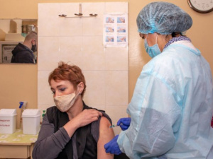 Около тысячи мариупольцев вакцинировались от COVID-19