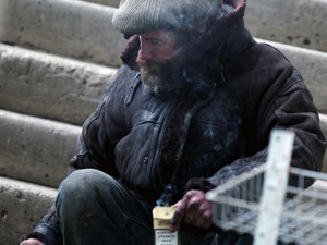 На улице в Мариуполе едва не замерз бездомный