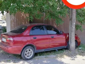 В Мариуполе автомобиль застрял между забором жилого дома и электроопорой