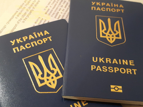 Українці зможуть залишатися у Польщі навіть без діючих паспортів – подробиці