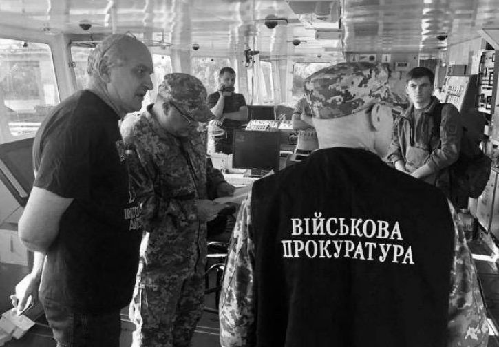 Суд арестовал танкер РФ, который заблокировал украинские корабли