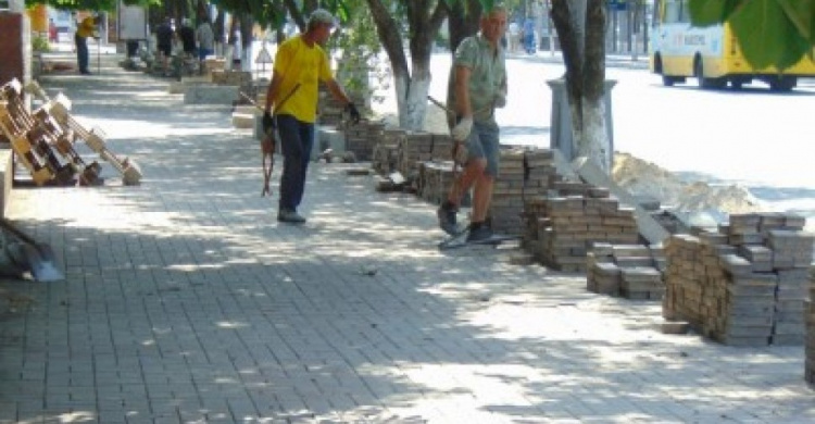 В центре Мариуполя пешеходный тротуар превращают в парковку (ФОТО)
