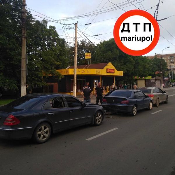 В центре Мариуполя – тройное ДТП. Водитель оплатил ущерб на месте
