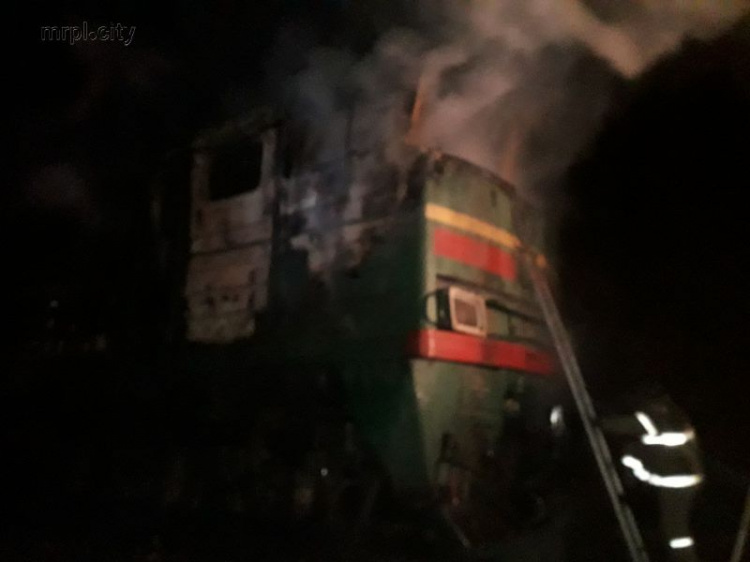 Ночью возгорание тепловоза привело к остановке поезда в Донецкой области (ФОТО)