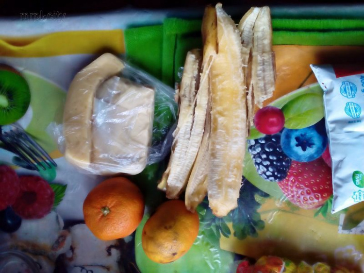В Мариуполе ребенку-инвалиду вручили в подарок испорченные продукты (ФОТО+ВИДЕО)