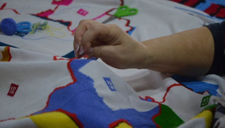 Мариупольцы вышивают «карту единения» Украины (ФОТО)