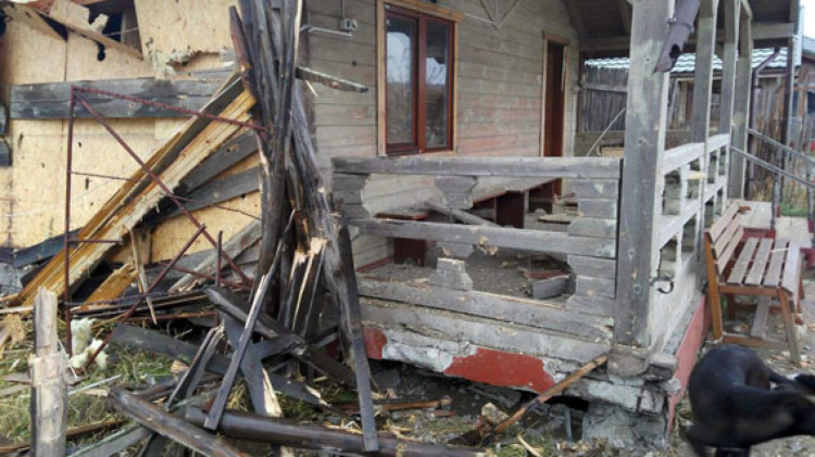 На окраине Мариуполя обстреляли частный сектор: есть разрушения, поврежден газопровод (ФОТО)