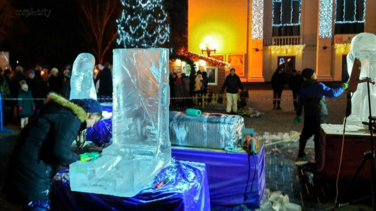 Мариуполь украсили сказочными ледяными скульптурами (ФОТО)